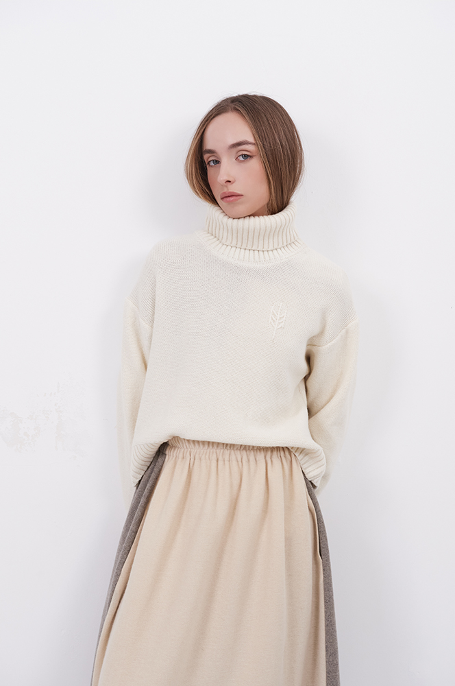 Светрик молочний короткий з вишивкою(СВ 66)